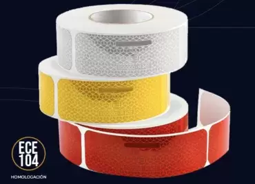 Cinta reflectante V 23 Roja discontinua larga Oralite VC 104 por metros homologada para camiones y vehículos de grandes dimensiones.